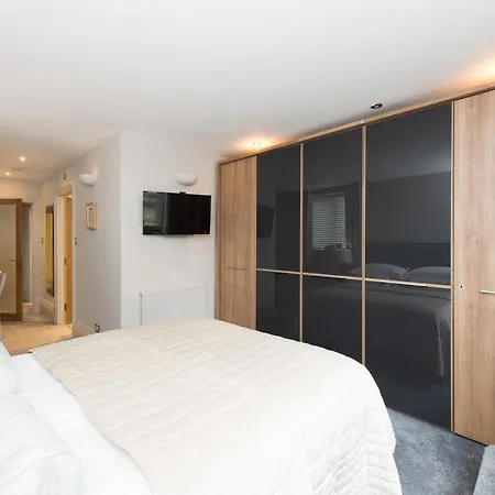 Serviced Apartment *